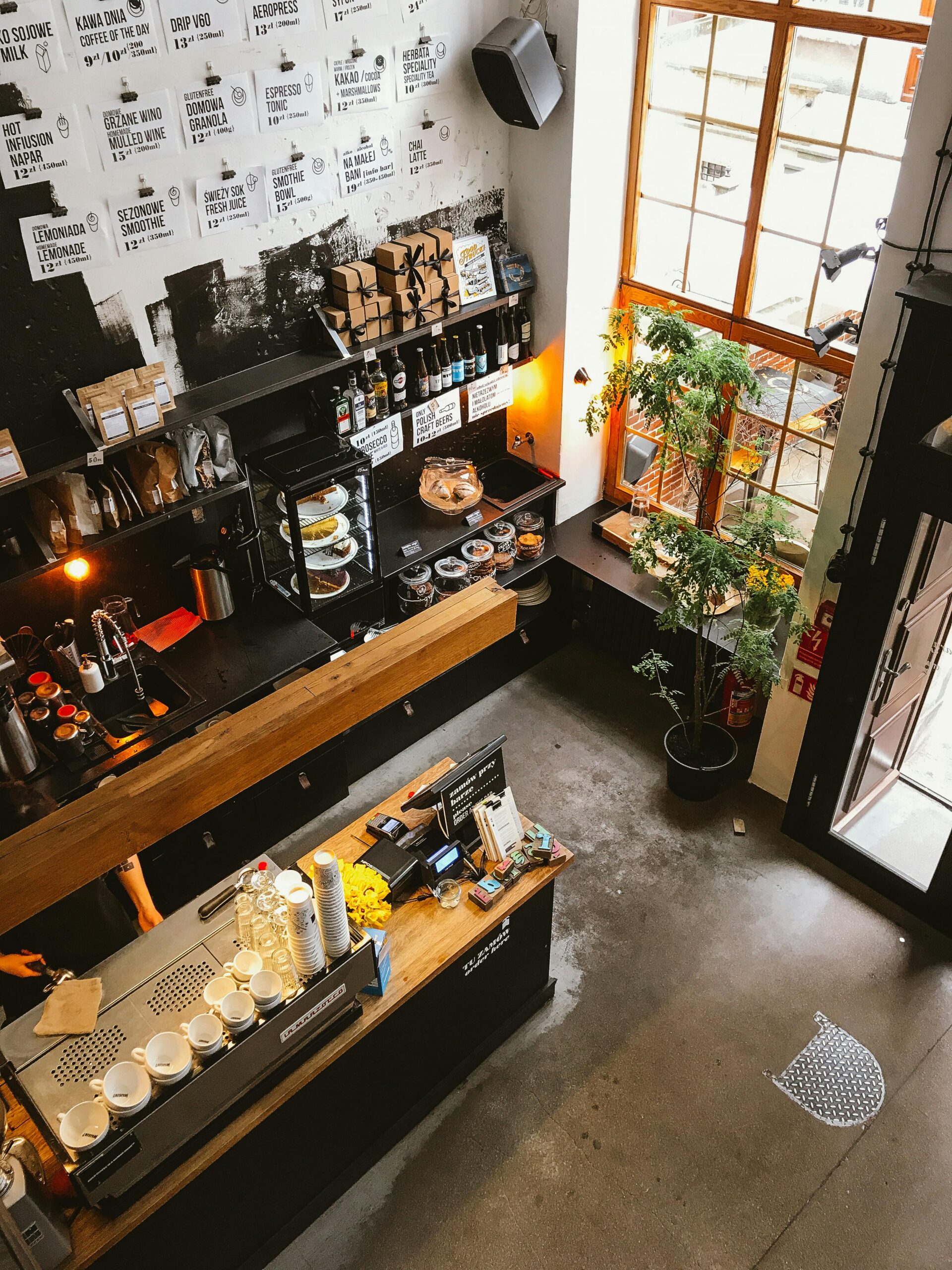店面輕裝潢儲物櫃和貨架可以選擇原木色的實木材質,搭配開放式的格子設計,既能展示產品,又能方便取用。同時,還可以加入一些木質標籤和掛鉤,增添一份復古的韻味。