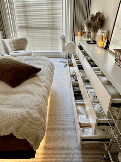 裝修新房,房間系統櫃成了越來越多人的選擇。房間系統櫃不僅可以根據房間的尺寸和佈局進行量身定制,還能滿足個性化的需求。然而,房間系統櫃在帶來便利和美觀的同時,也存在一些需要注意的問題,比如房間系統櫃甲醛問題、設計問題以及尺寸問題等。