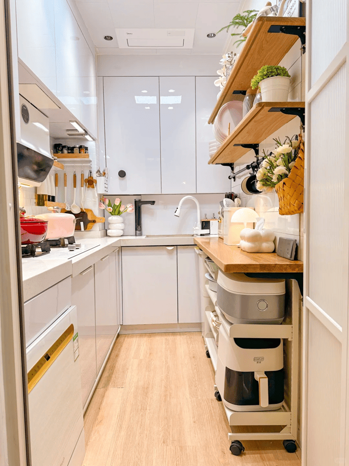 小坪數室內設計有哪些該注意呢？小宅裝修裝潢廚房時，常常會有一些誤區，讓本就狹窄的空間顯得更加擁擠。本篇就來介紹小宅裝潢裝修廚房時的五個常見誤區，再分享超實用的裝修技巧，讓你的小廚房也能變得既實用又美觀！