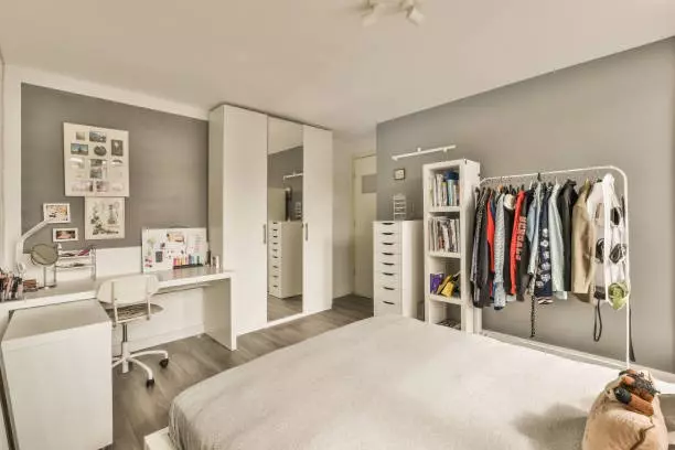 主臥系統櫃化妝桌設計是兼具美觀與實用的方案，結合收納功能，為臥室空間增添整潔，這樣的設計不僅能滿足日常整理儀容的需求，還能融入主臥系統櫃的整體風格，讓化妝桌成為不可或缺的亮點！