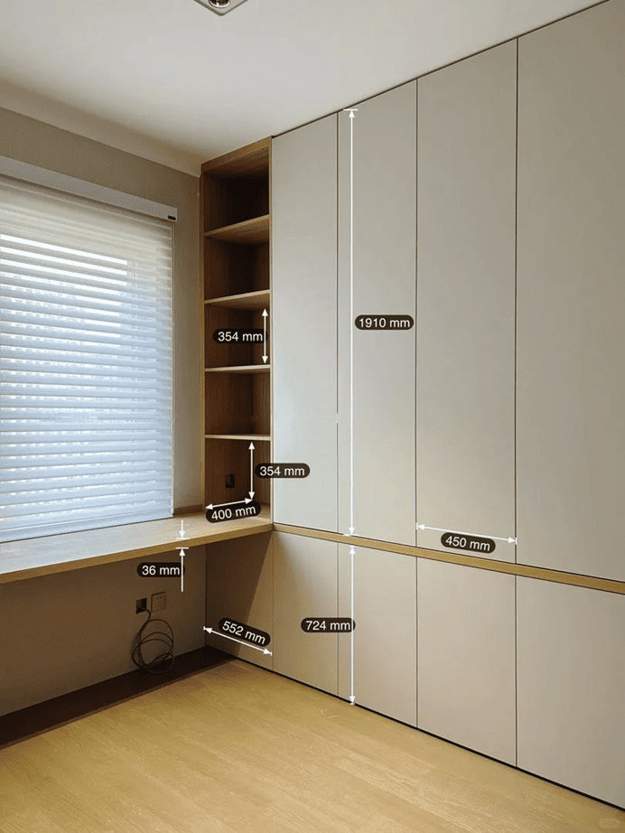 書櫃系統櫃的分區設計要根據自己的書籍種類和數量來合理規劃!比如,可以將書籍按照大小、類型、顏色等進行分類,然後設計不同高度、寬度和深度的格子來收納它們。