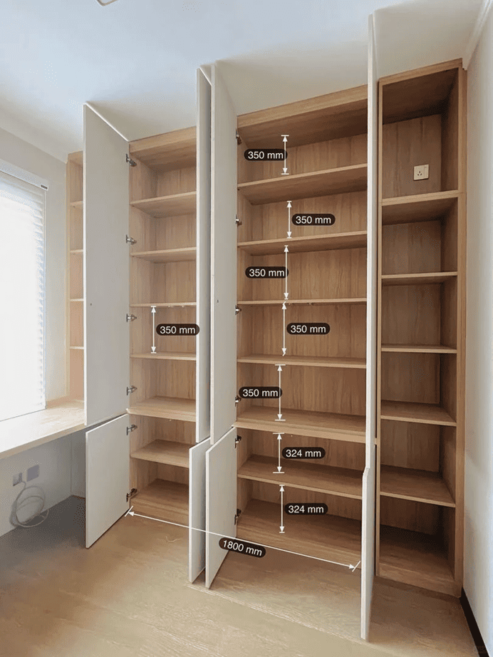 書櫃系統櫃的尺寸和佈局要根據書房的空間大小和形狀來合理規劃!比如,如果書房空間較小的話,可以選擇一些小巧精緻的系統櫃來節省空間。