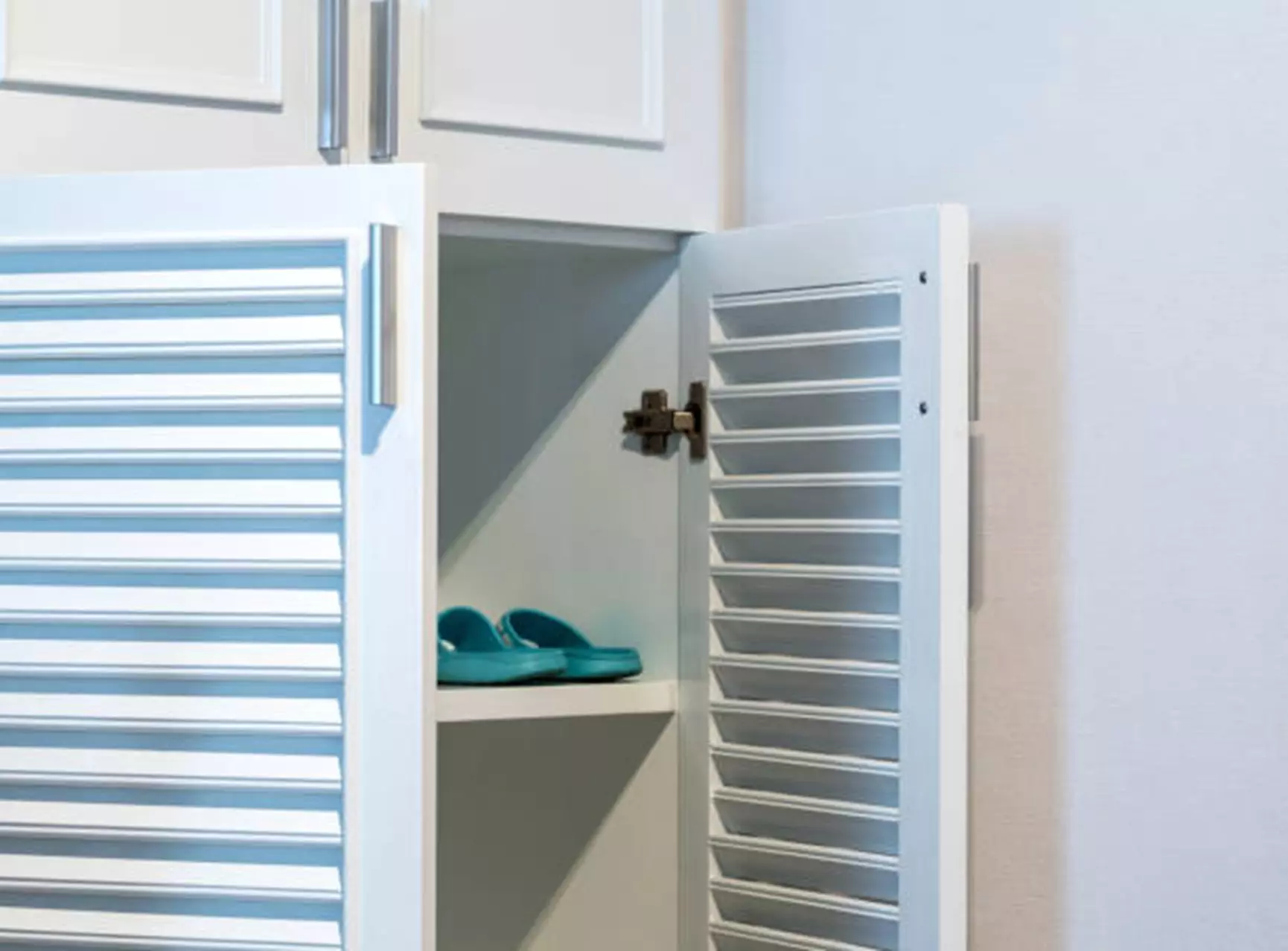 系統櫃鞋櫃透氣設計對於防潮除臭至關重要，影響使用壽命與舒適度。不同材質與結構會影響價格，應考量系統櫃鞋櫃透氣效果，避免悶臭與潮濕，同時比較價格，找到適合自己的需求，別花冤枉錢。