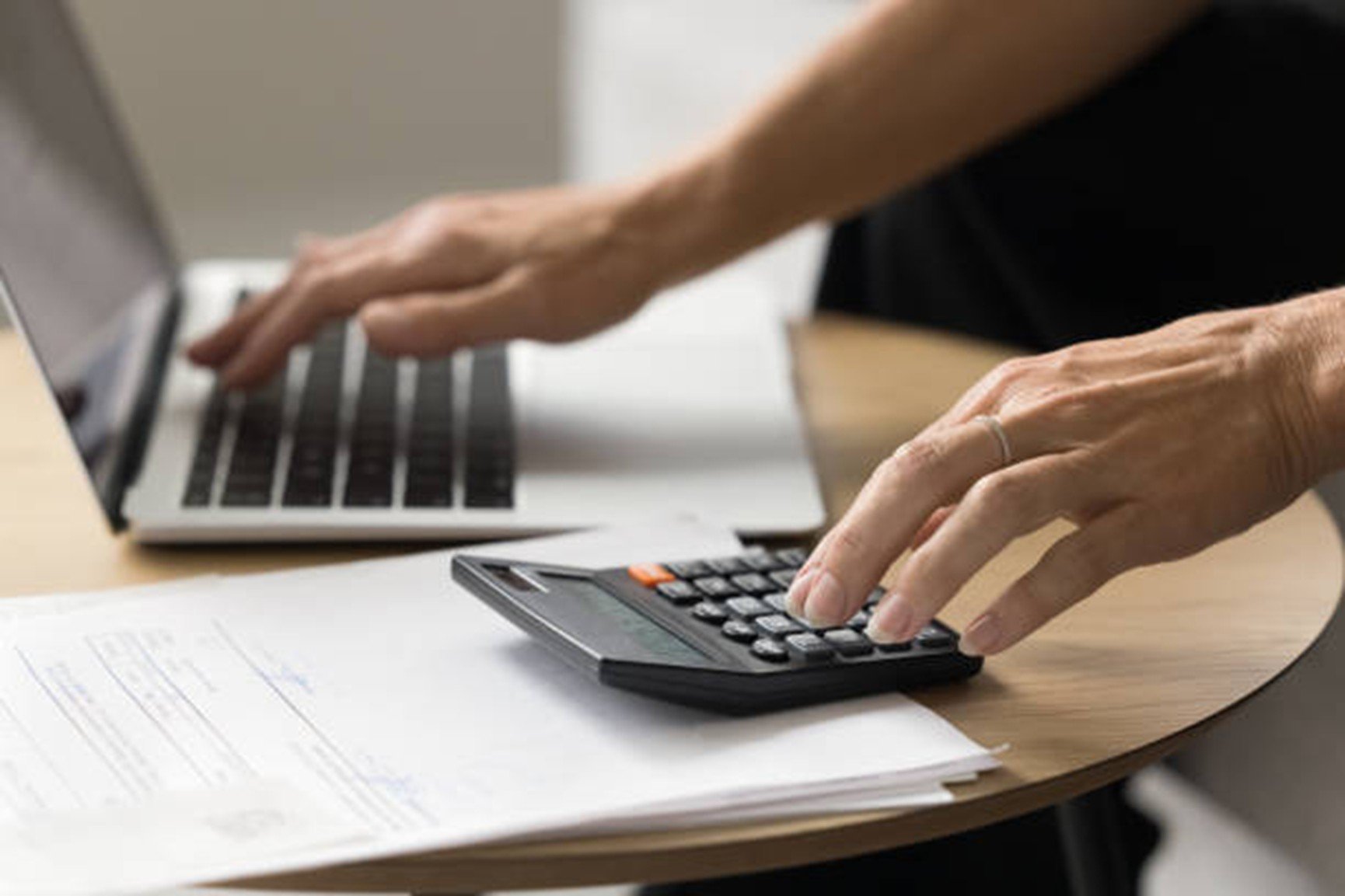 老屋翻新補助是為了提升老舊建築安全性推出的政策，符合條件即可申請減輕負擔，不過，不同縣市的方案可能有所不同，本文就來介紹相關申請資訊，確保屋主申請時符合資格，順利申請資助。