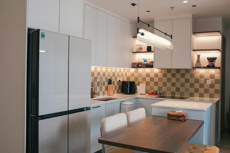 是不是總在為小宅裝潢發愁呀？其實小空間也能有大機能，最新的小宅裝潢設計規劃，將小宅中島延伸餐桌功能，再搭配隱藏式收納，讓小家庭都有美觀又實用的小宅餐桌！