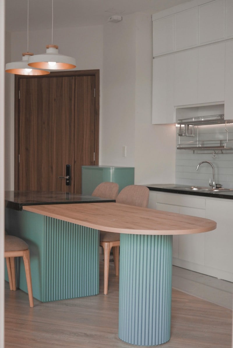 一家人就能圍坐在一起吃早餐、喝下午茶，或者朋友來了在這裡小聚一下，氣氛更好。小宅中島就像是一個小小的社交中心，讓家人和朋友之間的交流更加親密。