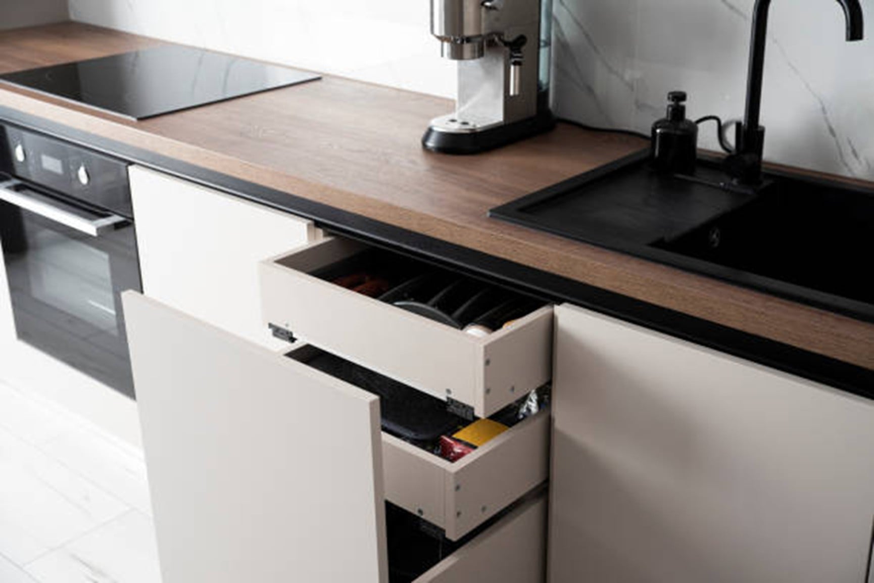 挑選系統傢俱櫥櫃時，廚櫃的材質和五金配件非常重要，好的系統傢俱櫥櫃能讓廚櫃收納更便利，不僅外觀美觀，耐用性也更高，讓廚房整體空間更有質感，本文就帶大家來深入了解各種細節。