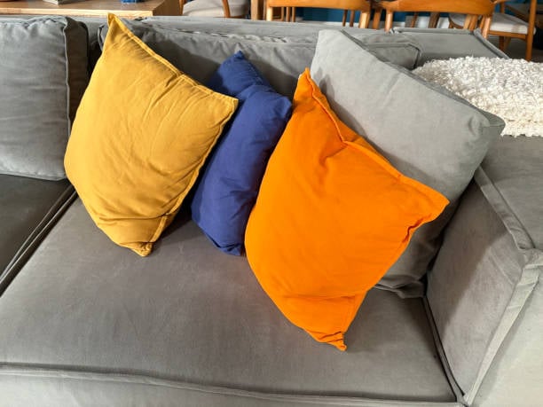 想換季或換心情，換布套就好。若是遊戲室、健身角或不會久待的陽台躺椅，才建議大膽用高飽和色，因為短時間刺激感是加分，久坐空間則容易疲勞。