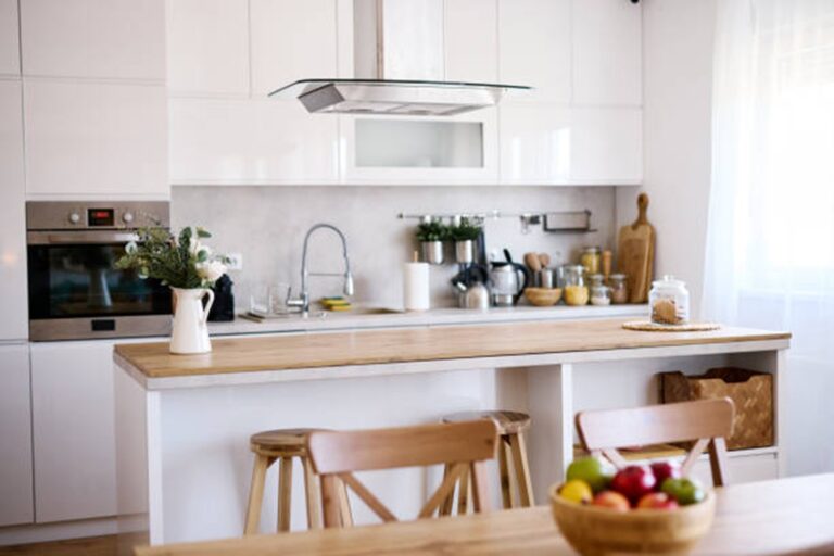 裝潢櫃體怎麼選，關鍵在空間與需求。本文深入解析木作與系統櫃差異，帶你了解何時適合木作系統櫃混搭、何時以效率為先，並提供實用設計推薦，協助你選擇木作系統櫃規劃重點與設計推薦一次掌握。