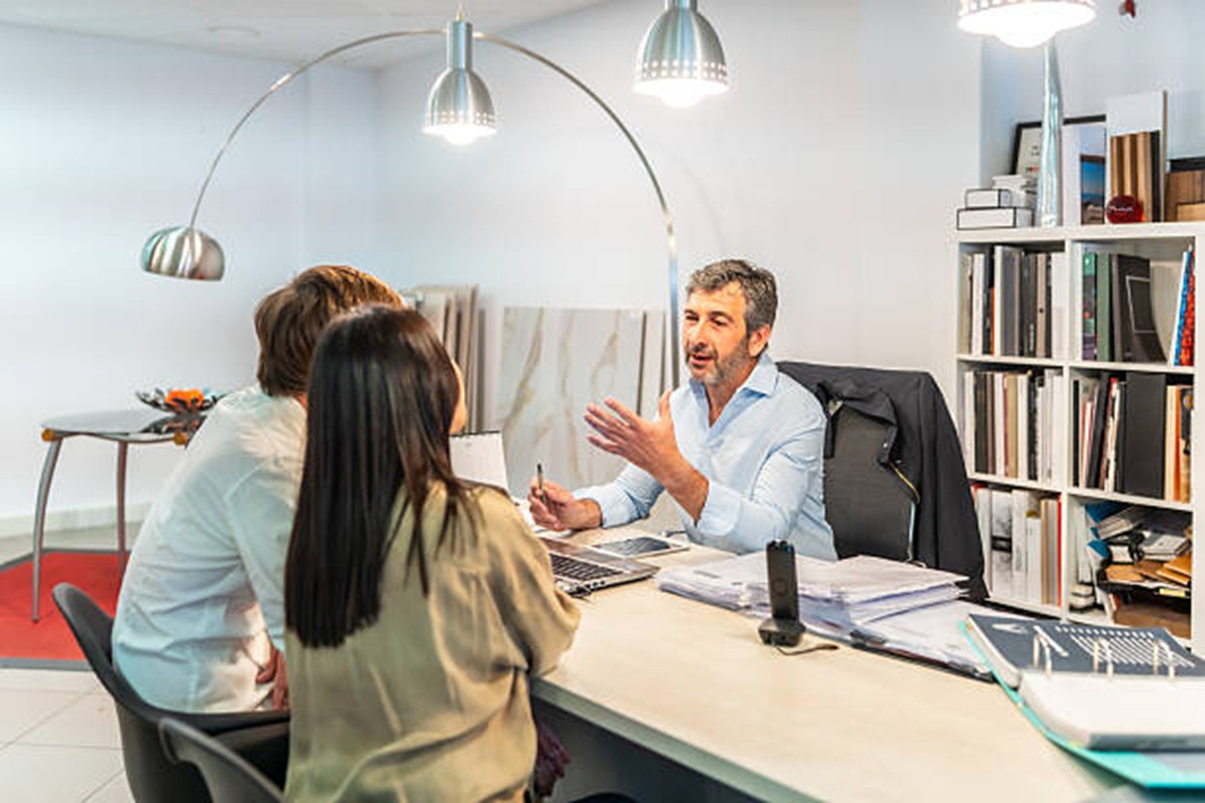 想找值得信賴的新竹室內設計公司推薦嗎？本文整理挑選重點與避雷觀念，從合法資格到施工管理一次解析，幫助你快速找到合適團隊。透過這份新竹室內設計公司推薦指南，讓裝修更安心、省時又省心。